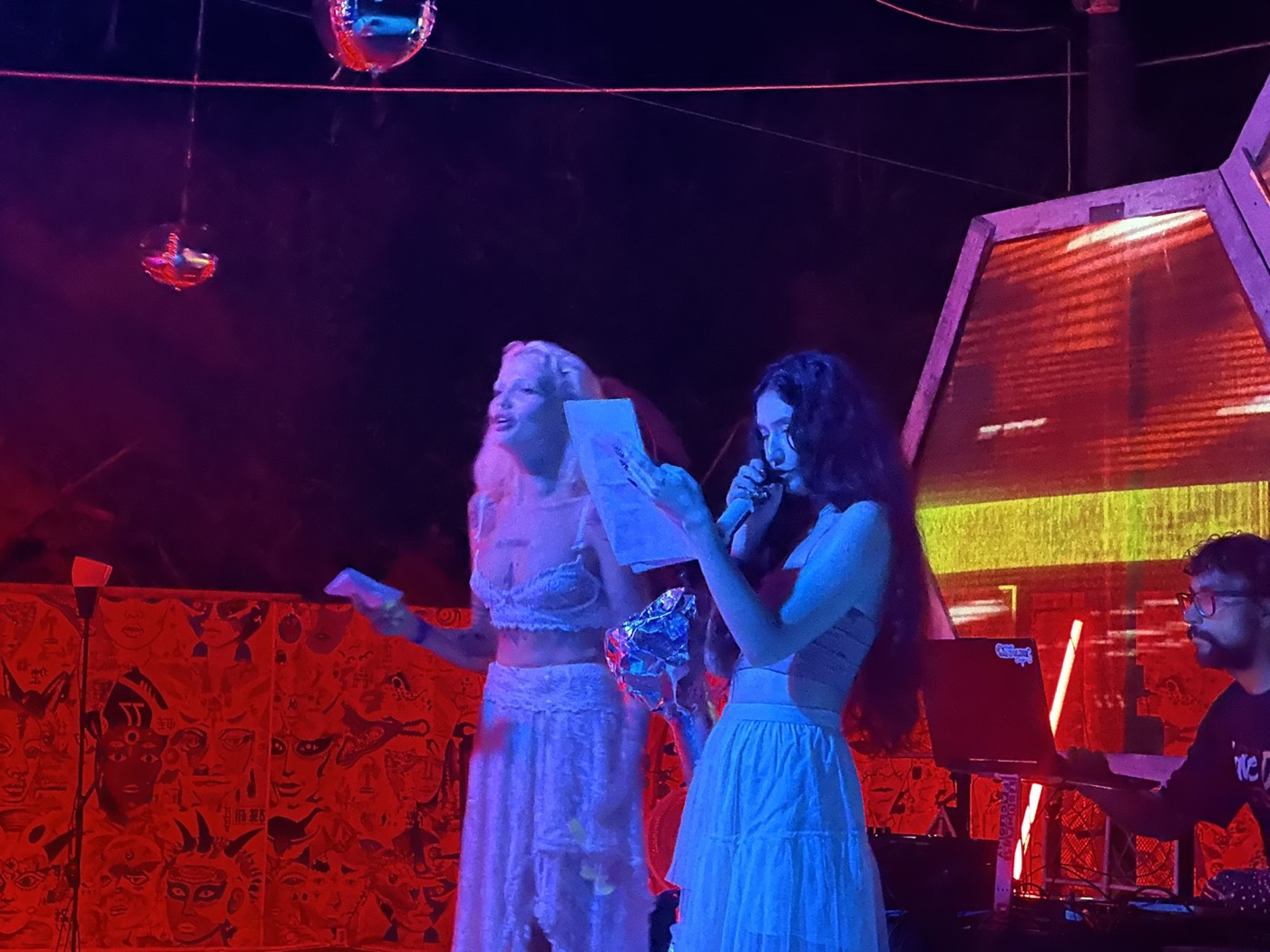 Перформанс «Крылья Чайки»: две участницы на сцене / Performance “Seagull’s Wings”