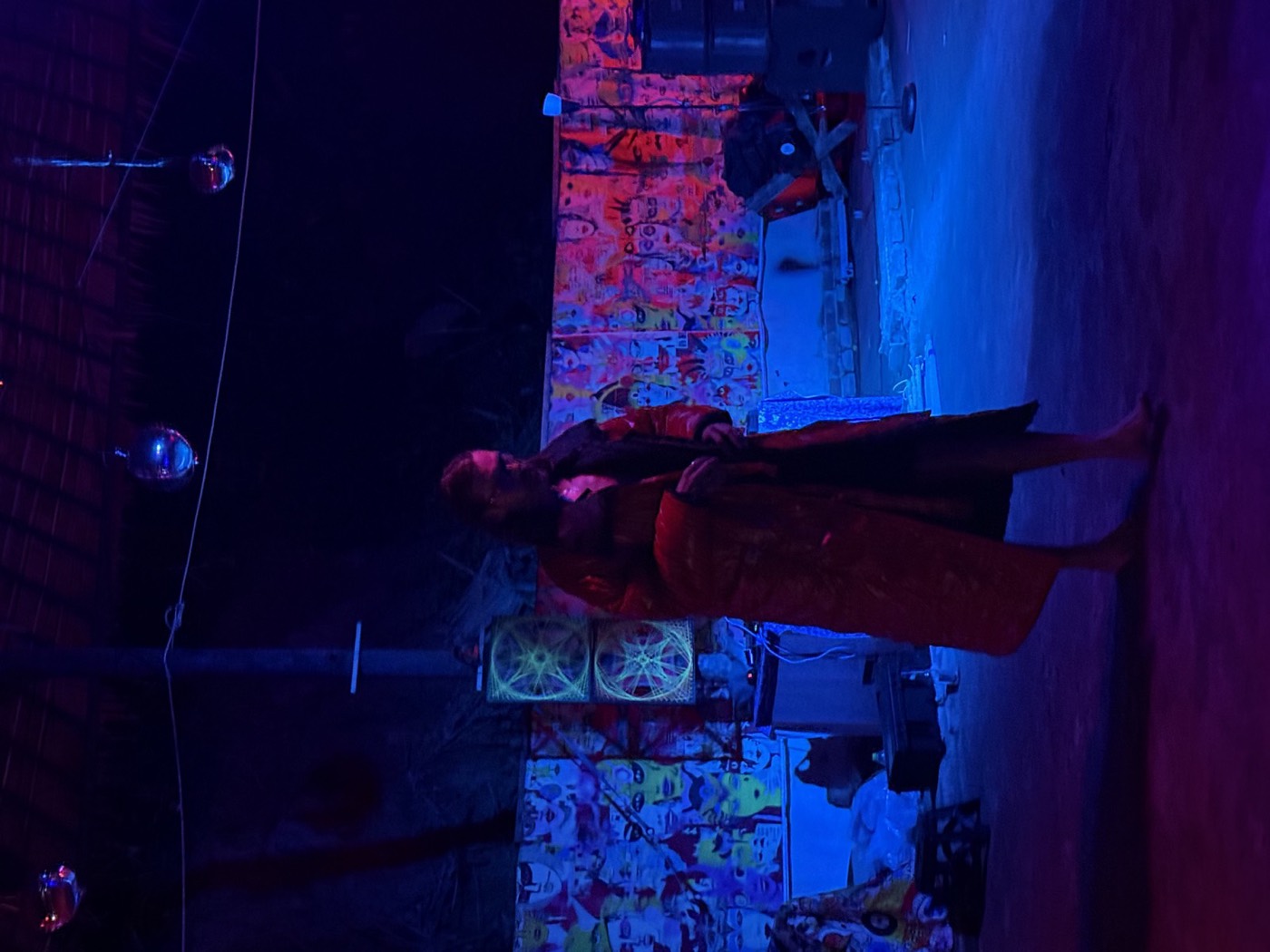 Выход в красном пуховике / Entrance in a red coat