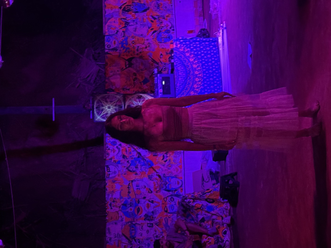 Участница в фиолетовом свете / Performer in violet light